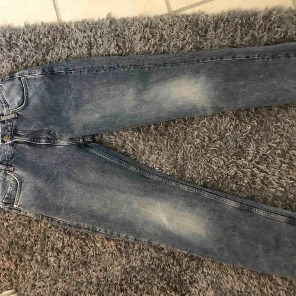 Ett par snygga Bik Bok jeans i blå sliten färg som köpta för ett år sen och andvända få gånger. Dom är slitna där nere. Frakt tillkommer😊😊. Jeans & Byxor.