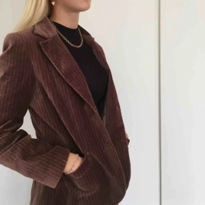  - brun kavaj med vita tunna ränder  modellen pp bilden har S i vanliga fall så kavajen passar XS/S/M 