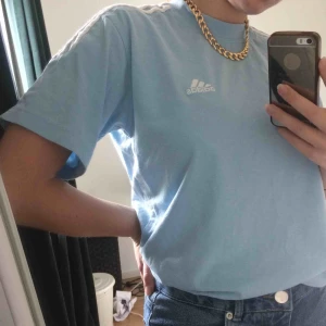  - Blå adidas tshirt. Frakt 36kr