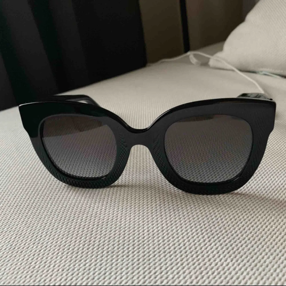 Helt nya svarta Gucci solglasögon, använda 1 gång. . Accessoarer.