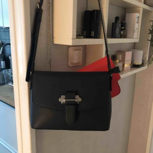  - Väska som jag använt en gång så den har inga skavanker   Priset är inkl fraktavgift 