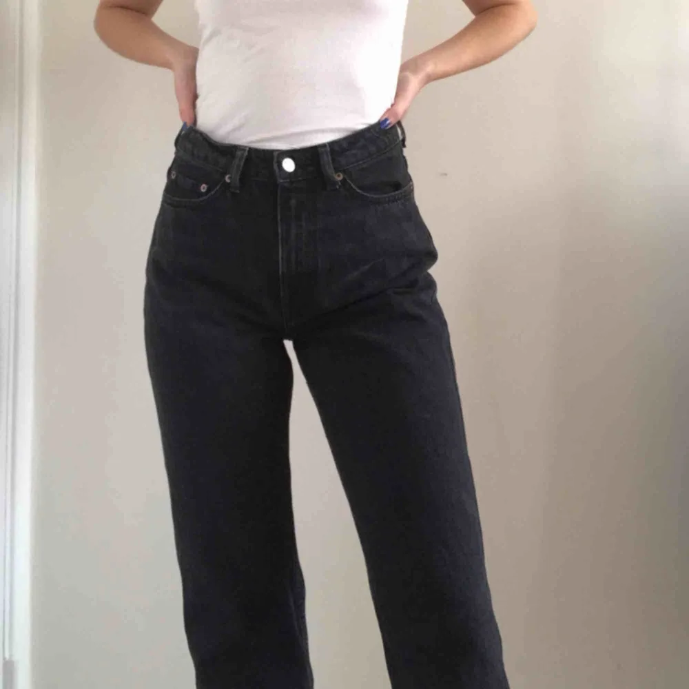 Supersnygga jeans från Weekday i modellen ”row”. Endast använda ett fåtal gånger så de är i väldigt bra skick! Säljer pga använt de för lite så de behöver en ny ägare❤️ möts upp i Sthlm! . Jeans & Byxor.