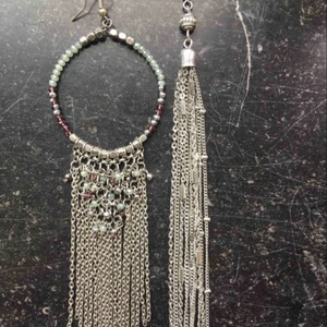  - Unika örhänge med metalldetaljer