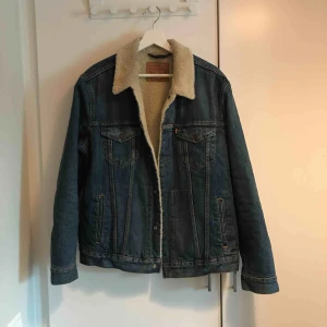  - Robust och varm fodrad jeansjacka från Levis i storleken L. Jackan är väl använd under dem kalla vintermånaderna. Har du några frågor är det bara att skriva.
