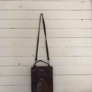  - Brun skinnväska Axelrem kan hämtas i Malmö eller skickas  Köparen står för frakten