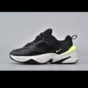 Slutsålda Nike m2k tekno sneakers i colourway black volt. Strl EU 38,5.    Inköpta på Kith i New York och är aldrig använda. Kommer med originallåda och kvitto.  