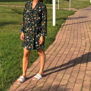  - Superfin blommig klänning i fint skick!