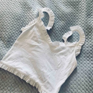  - Gulligt linne med volang. Använd ett fåtal gånger. 