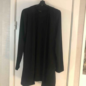  - Lång svart blazer eller vad man ska kalla det.. Inte kommit till användning  Priset är inkl frakt 