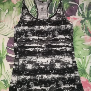  - Bild 1 : Storlek S Bild 2 : Storlek 36/S Bild 3 : Storlek XS. Tyget är lite tunnare än dom andra. 