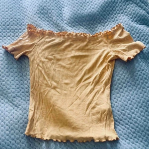  - Senapsgul topp i mjukt material