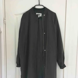  - Lång bomber från weekday, orginalpris 800 kr. Färgen är i en grön nyans. I nyskick. Hör av dig vid fler bilder. Kan frakta eller mötas upp i Malmö/Lund.