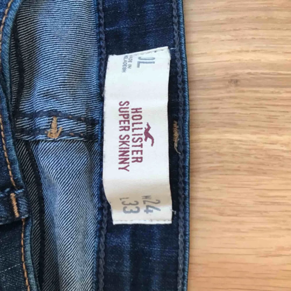 Mörka jeans från Hollister! Mycket måttligt använda, riktigt fint skick. . Jeans & Byxor.