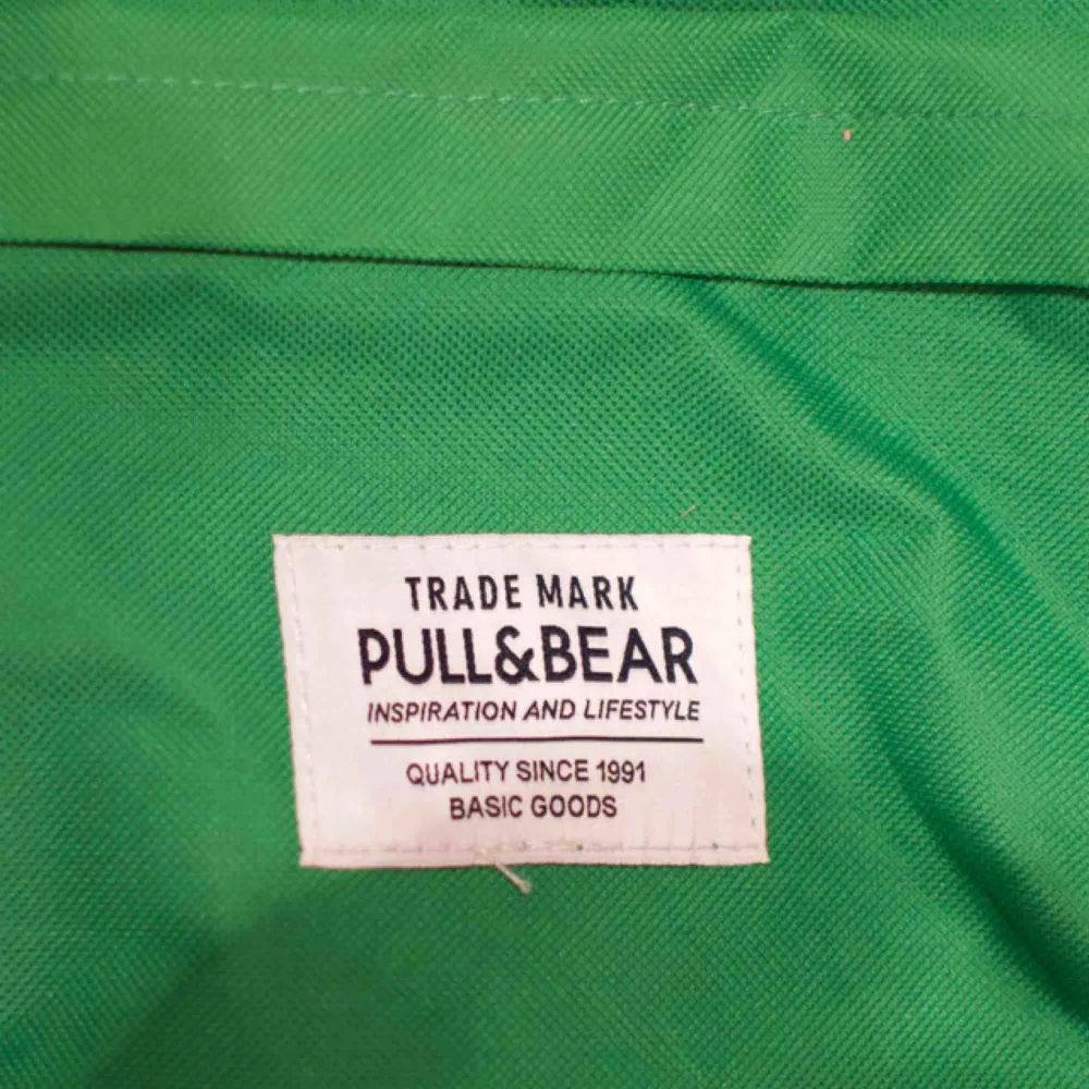 Grön ryggsäck från Pull&bear. Frakt 59 kr eller möts upp i Göteborg.. Väskor.
