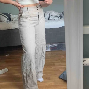  - Manchesterbyxor med vida byxben får Monki. Har inte använt dom så mycket och dom är i fint skick. Tar frakt och kan mötas upp i Sundsvall.  ( köparen står för frakten ) 