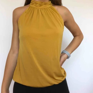  - Använd ytterst få gånger, mycket fin kvalite på denna senapsgula toppen! Gult är väldigt inne i modet just nu så varför inte matcha din favoritkjol elr kostymbyxor med denna blusen? 