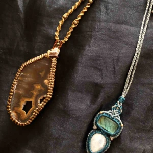  - Handgjorda makramé halsband som går att justera!  Fossil makramé - 200kr Labradorit & månsten - 300kr   Frakt tillkommer