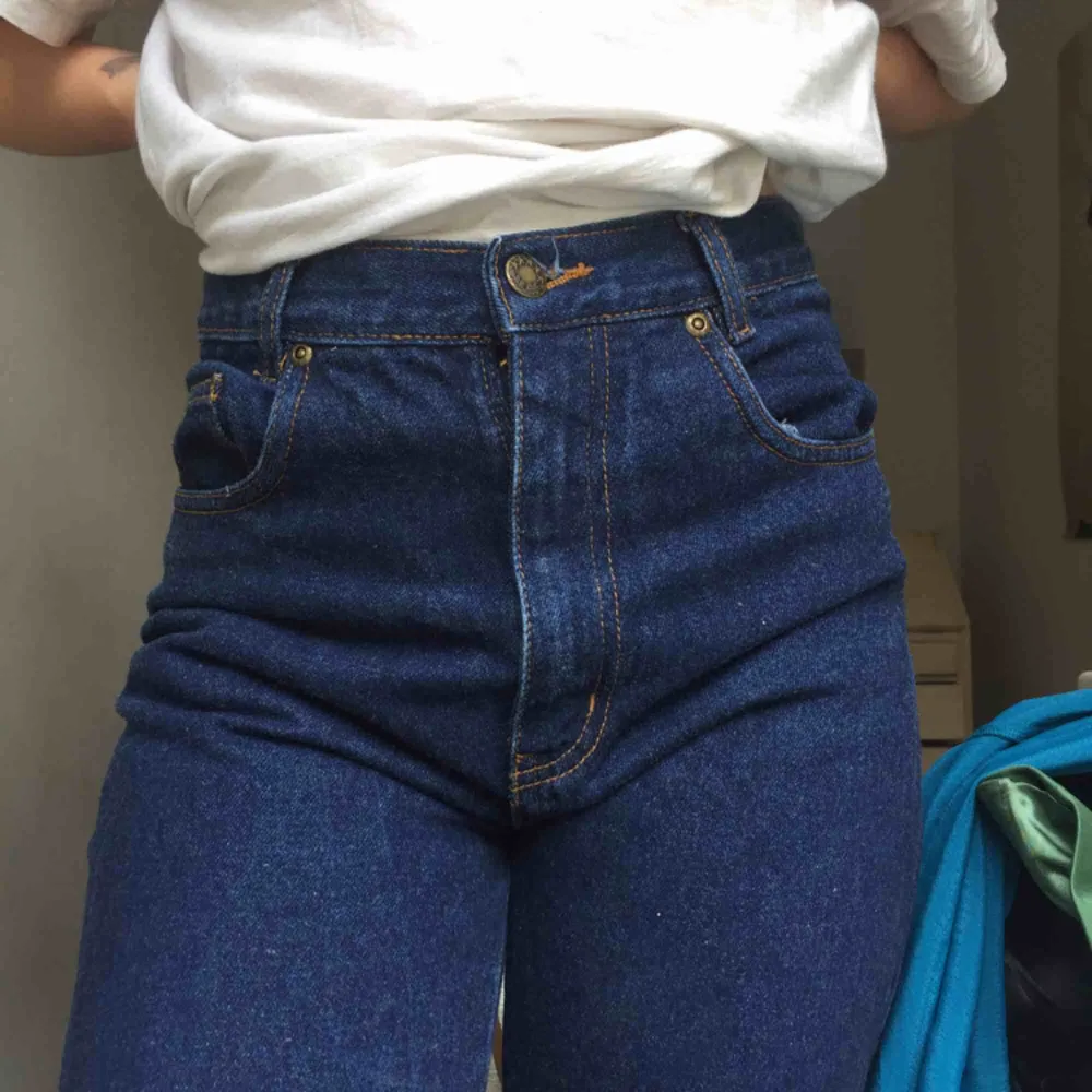 Snygga mörkblå raka jeans i bra material, 100% bomull. Säljer då jag använder dom allt för sällan! . Jeans & Byxor.