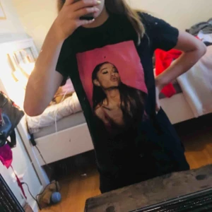  - Har använt en gång. Är väldigt ny och fint skick. Köpte den på Ariana Grandes konsert, så den är väl lite speciell för det så👍☺️ 