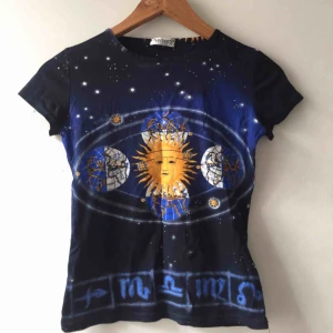  - Snygg vintage topp med tryck! Säljer den då jag allt för sällan använder den! Den är lätt att matcha, och är snygg till jeans eller svart byxa 