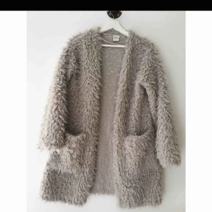  - Fluffig, typ Teddy kofta/ jacka med fickor. Lite längre modell och väldigt varm och mysig!