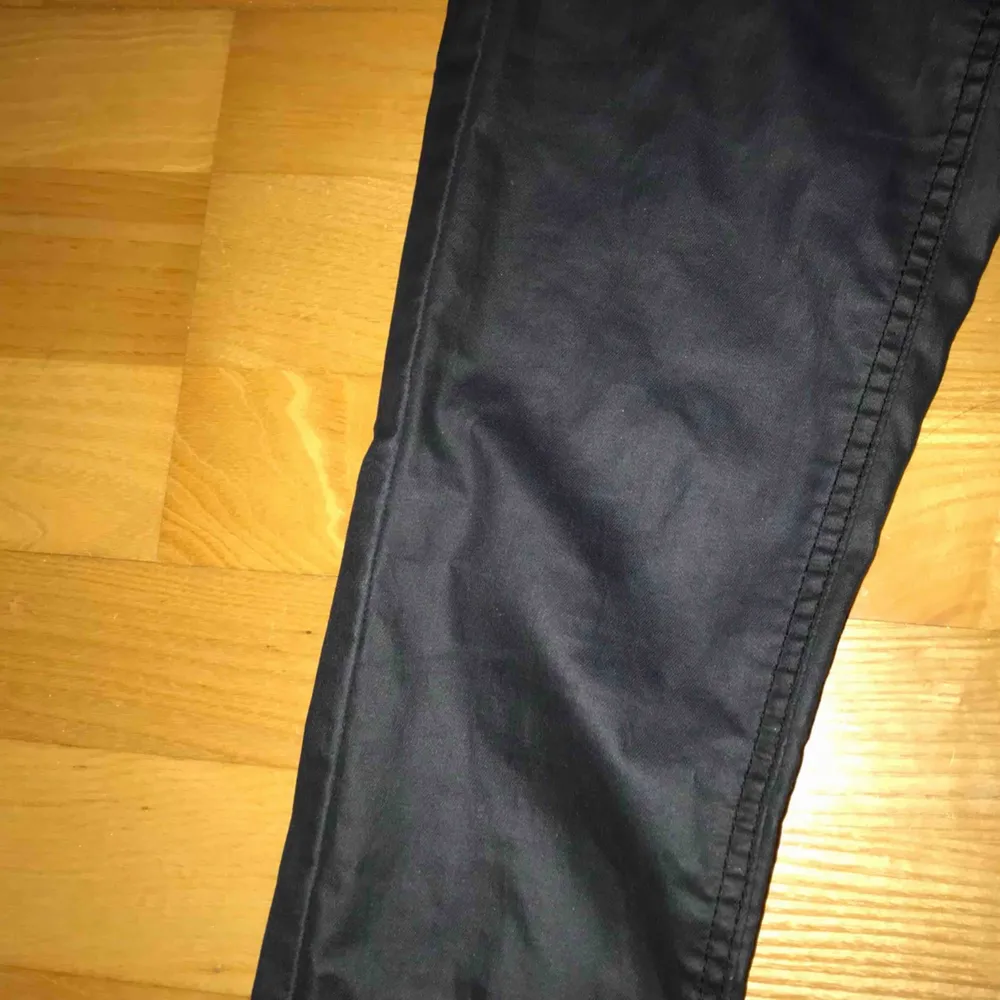 läder byxor ifrån bikbok, typ aldrig använda då de är för små för mig, dragkedjor på ankeln. . Jeans & Byxor.