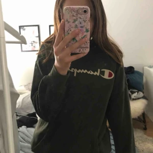  - Champion hoodie barnstorlek 11-12 år men passar xs , köpt för 450kr