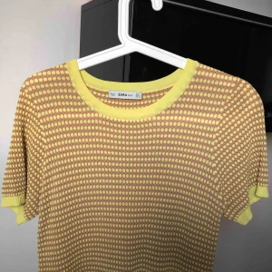  - Zara knit tröja. Gul och väldigt fin.  Frakt betalas av köpare: 75 kr (kan hämtas upp i sthlm)  Total: 175 kr 