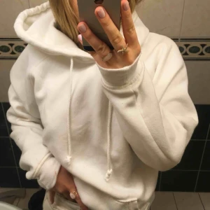  - Trendig och snygg vit hoodie!! Älskar denna men hoodies kommer tyvärr inte till användning tillräckligt hos mig!🥼🤭💞