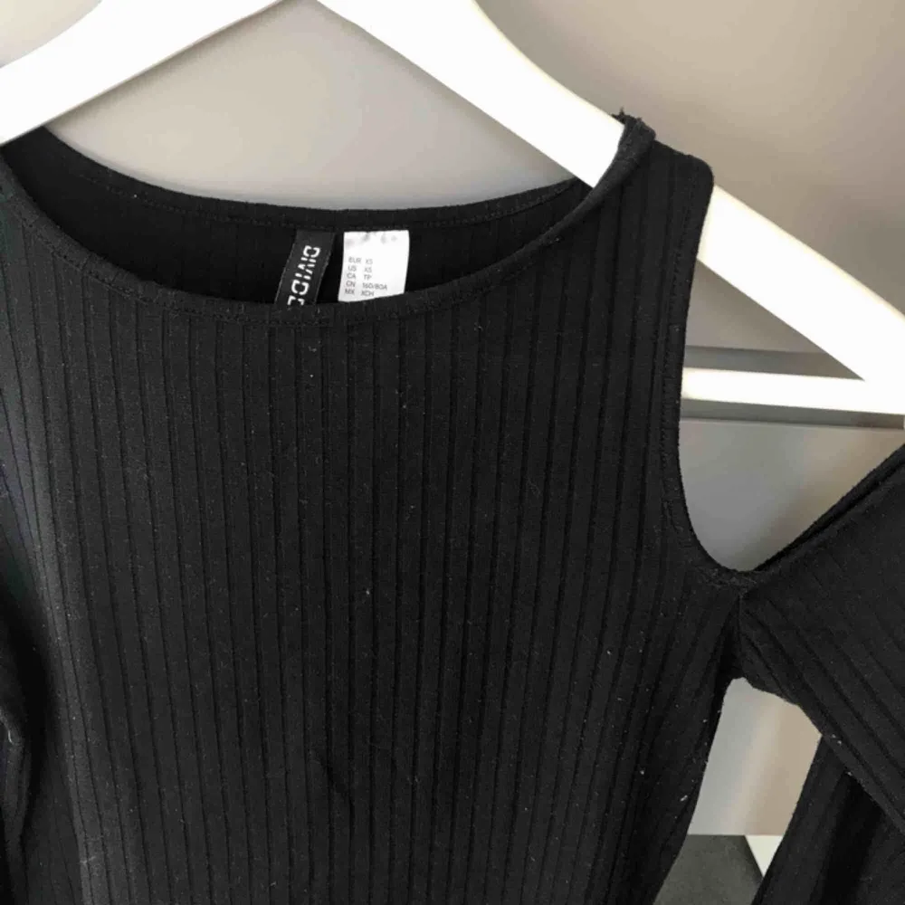 ribbad svart långärmad tröja med hål på axlarna, endast använd 1-2 gånger (nyskick), passar storlek S också köparen står för frakt. Tröjor & Koftor.