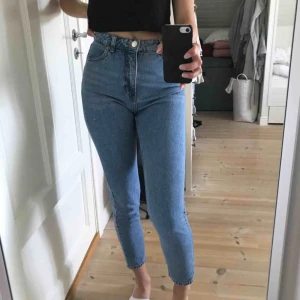  - Ljusblåa Kimomo momjeans från monki. Använda ganska mycket men i väldigt bra skick! 100% bomull. Säljer pga tyvärr för små för mig. Kan mötas upp i Älmhult/Växjö, annars står köparen för frakten. 