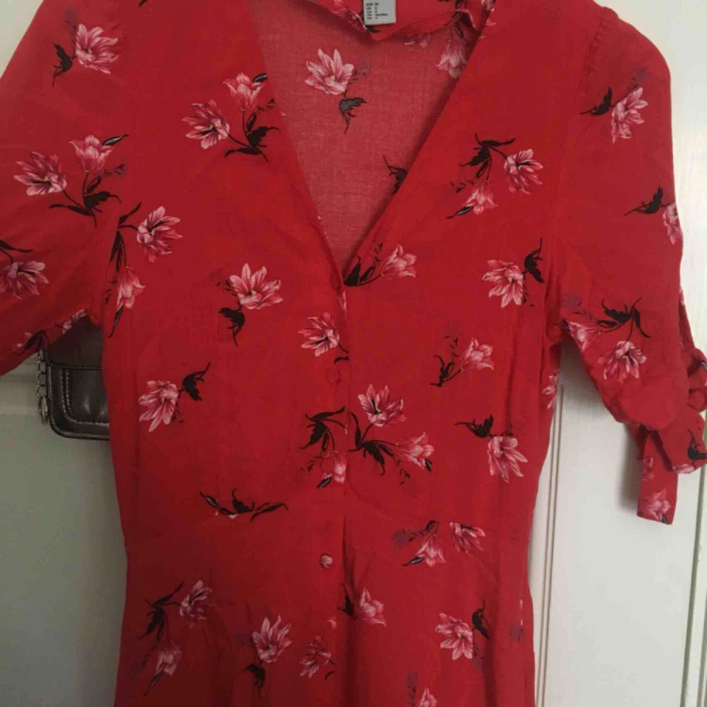 Röd klänning h&m, använd en gång förra midsommar 2018. Köparen står för frakten.. Klänningar.