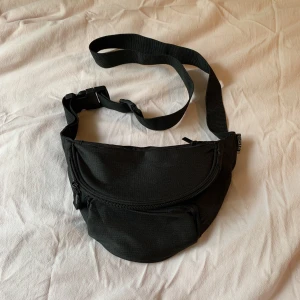  - Fanny pack (?) från Väskan, knappt använd. Köparen står för frakt! ☀️