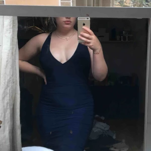  - Mörk blå festklänning från Missguided 