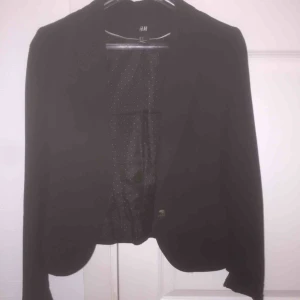  - Jag säljer en snygg basic-svart kavaj från H&M för 50 kr!!! Den börjar bli för liten för mig, varav jag säljer den. 