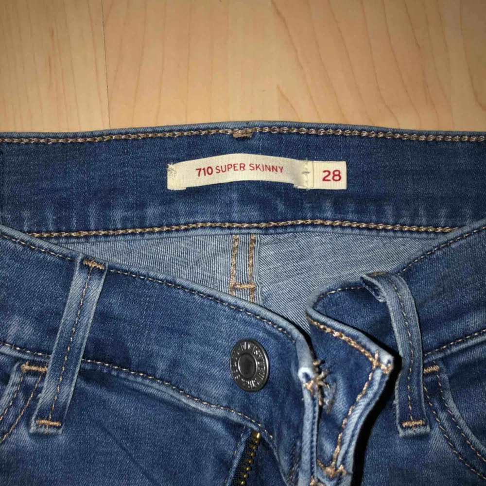 Tighta Levis jeans i fin blå färg. Köpta för 1100 säljer för 500+frakt. Jeans & Byxor.