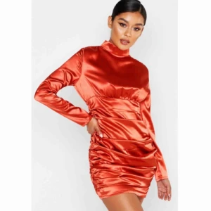  - Köpt för några månader sen. Aldrig använd, bara provat på denna assnygga klänning 2 gånger. Tyvärr fick jag inte upp dragkedjan då den var för tajt på mig. Rekommenderar plagget för er som har storlek 34-36.