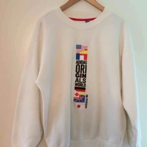  - Jättefin Adidas sweatshirt om är sparsamt använd. Storleken är S men är kanske mer som en M. Gillar den supermycket, men den kommer tyvärr inte till användning för mig. Frakt tillkommer!