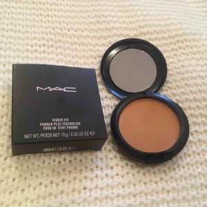  - MAC studio fix power plus foundation. Färg: NC42