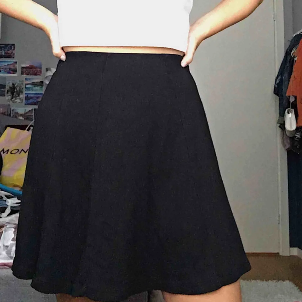 Sötaste ribbade kjolen från Cubus jag köpte för ett par år sen men som tyvärr inte kommer till användning❤️midjan är i stretch vilket betyder att den förmodligen kan passa en S-M! Hör av er vid frågor!🥰 . Kjolar.
