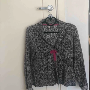  - En fin kofta i stolek 158/164 med rosett som är använd fåtal gånger, osäker på märket (frakt tillkommer) 