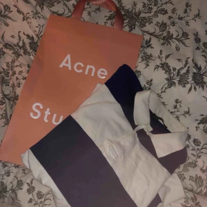  - En acne studios semester köpt för nått år sedan i butik för 2800kr. I princip nytt skick, endast använd två gånger. Den är oversized i modellen som på bilden i XS så om man har M-L sitter den nog som en vanlig tröja. Hör av er! Finns inga dumma frågor💕