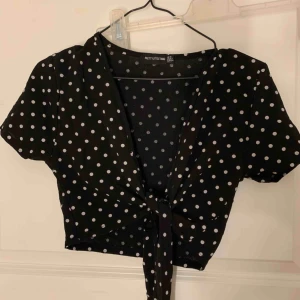  - Helt ny topp som man knyter själv från Prettylittlething. Passar den som har mindre byst då det inte finns mycket tyg runt bysten. Aldrig använda 