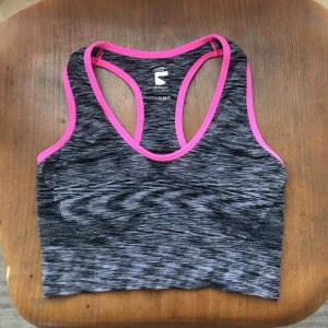  - Sport topp från HM i strl S. Aldrig använd, säljer pga att den är lite för stor för mig. Bra passform annars. 