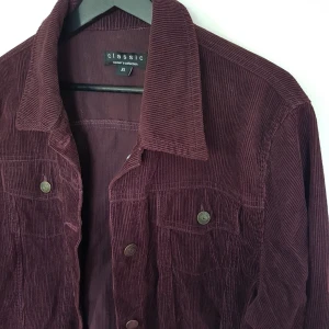  - Manchesterjacka i burgundy. XL enligt etikett men snarare m/l. 