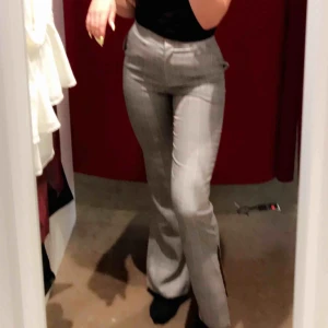  - Helt nya bootcut kostymbyxor från na-kd. Bara testade, frakt tillkommer💞nypris 549kr