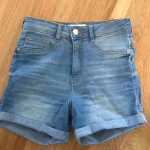  - snygga högmidjade jeansshorts från gina tricot. har endast använt de ett fåtal gånger och de är iprincip i nyskick. köparen står för frakt, fler bilder kan fixas om det önskas