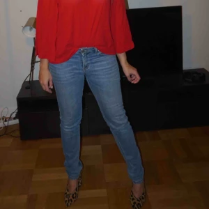  - Jeans från Filippa K (knappt använda) Nypris: 1595:-  Ge mina jeans en chans att få dra till sig blickar igen👀