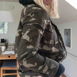  - Militärjacka från H&M. Minns inte vad jag köpte den för. Går att stänga med knappar. Tunn, så den fungerar bra som sommar- eller höstjacka.
