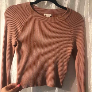  - Tröjan är lite croppad, i fint material från h&ms lyxigare kollektion!  Puderrosa blus i storlek xs, snygg att ha under en kabelstickad tröja eller bara som den är!   Frakt: 30kr Möts upp i stockholm om priset är över 200kr